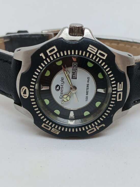 VINTAGE 1990s Freestyle Betty Shark X77601 Women\'s 30mm Quartz Day / Date Watch main image 5